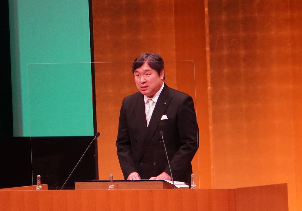 写真：壇上で挨拶をする斉藤区長
