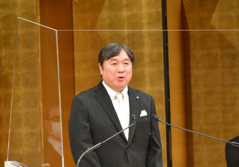 写真：壇上で挨拶をする斉藤区長