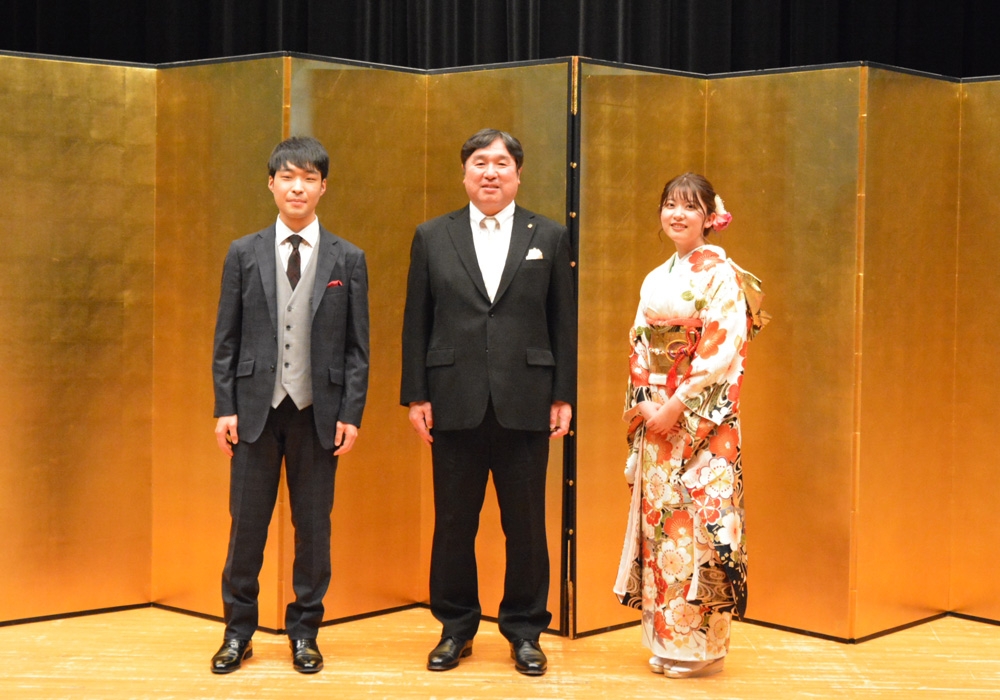 写真：新成人代表のお二人と斉藤区長