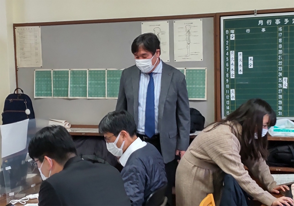写真：視察中の斉藤区長