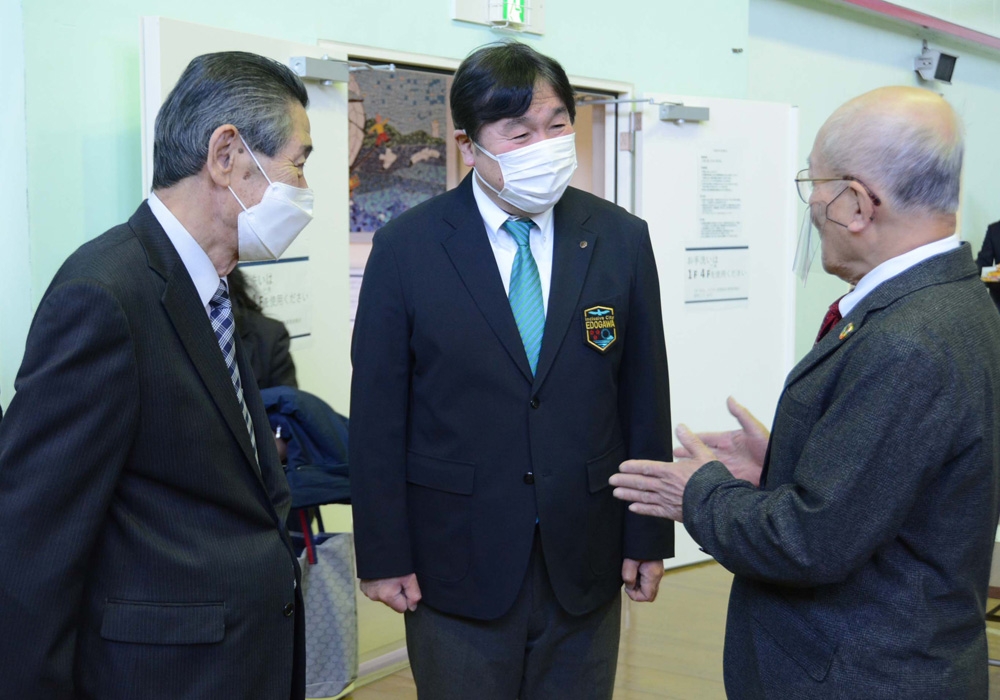 写真：小松川平井地区連合町会長と話をする斉藤区長