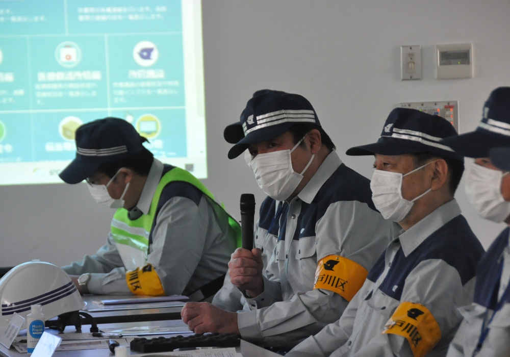写真：本部長として指示を出す斉藤区長