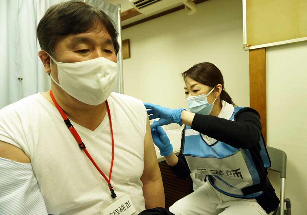 写真：ワクチン接種を受ける斉藤区長