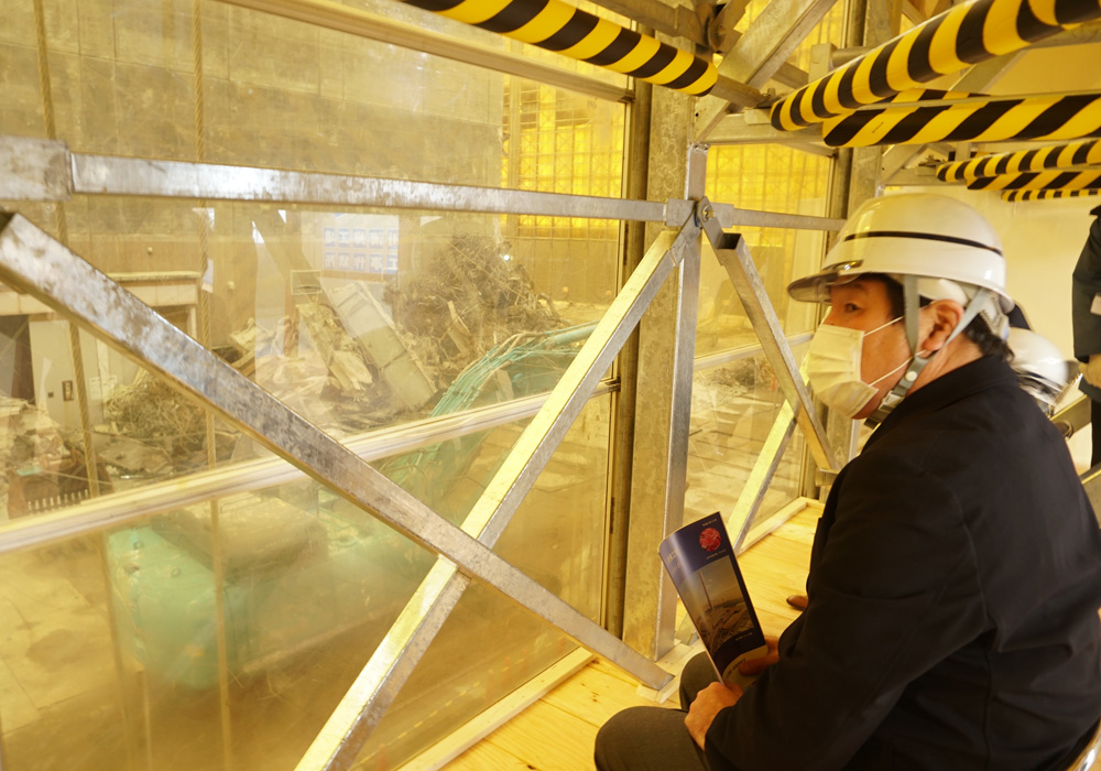 写真：作業を視察する斉藤区長