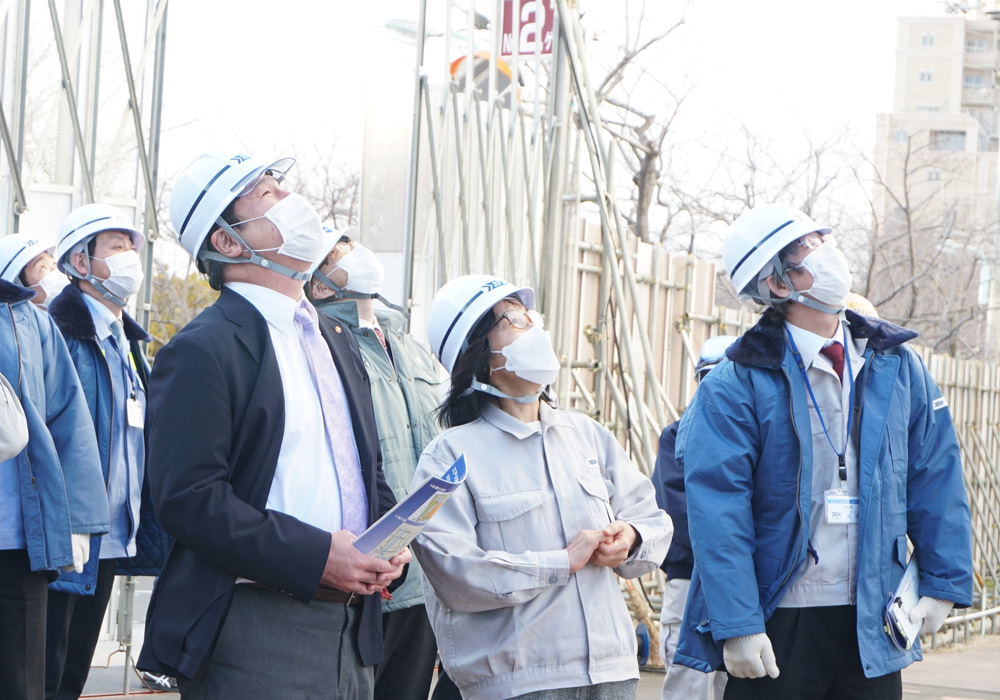 写真：煙突を見上げる斉藤区長