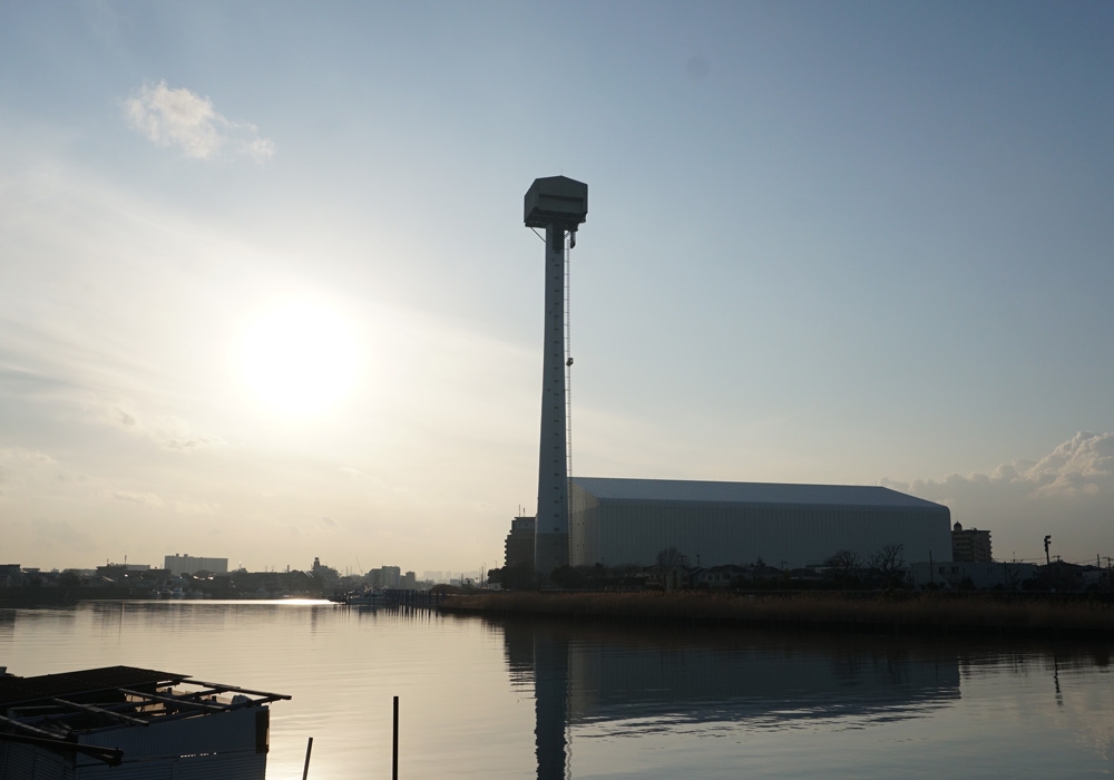 写真：対岸から撮影した江戸川清掃工場