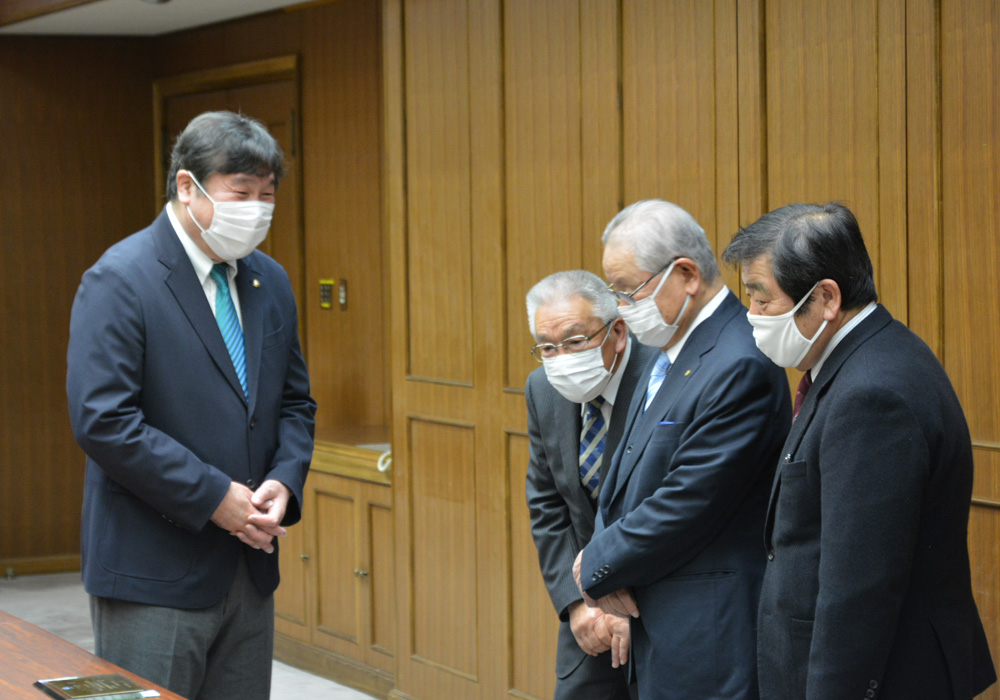 写真：篠田堀親水緑道を愛する会の皆さんと話をする斉藤区長