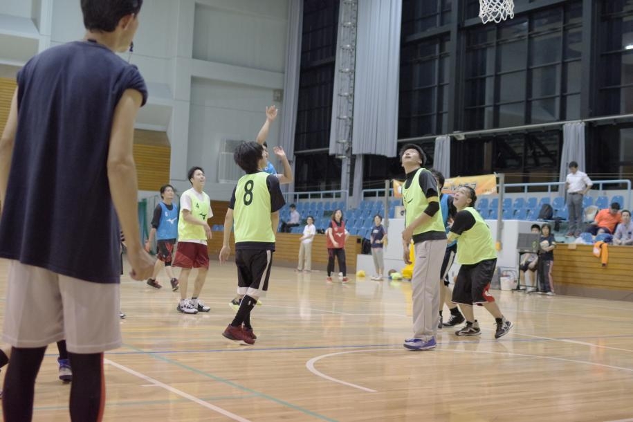 試合中にシュートを打つ参加者