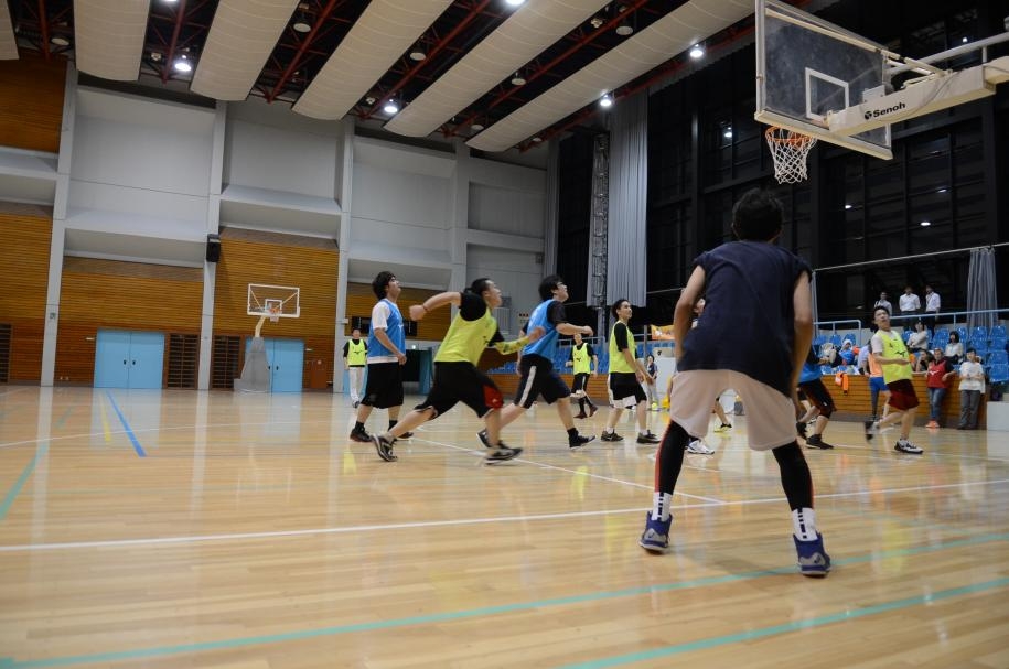 ゴール前で競り合う参加者たち