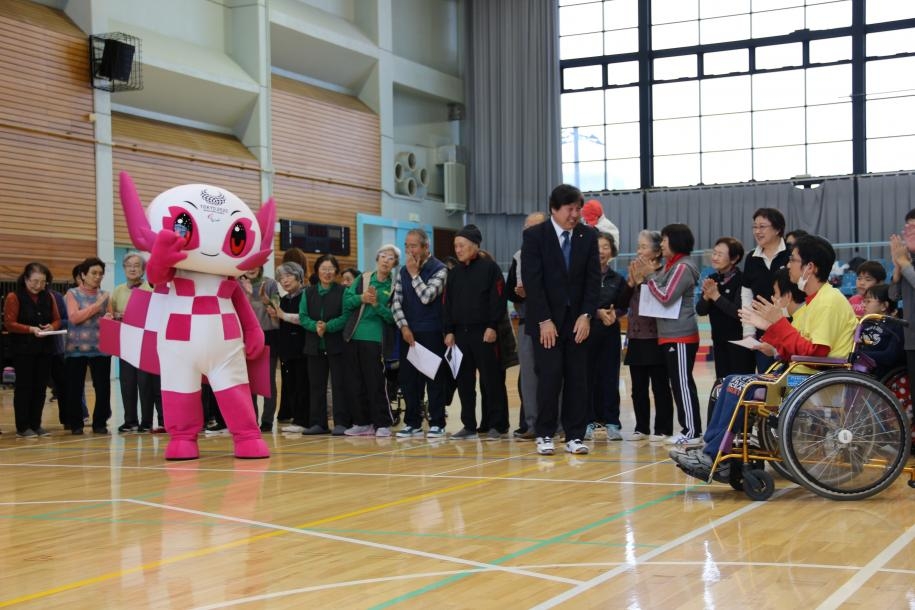始球式をする区長とソメイティ