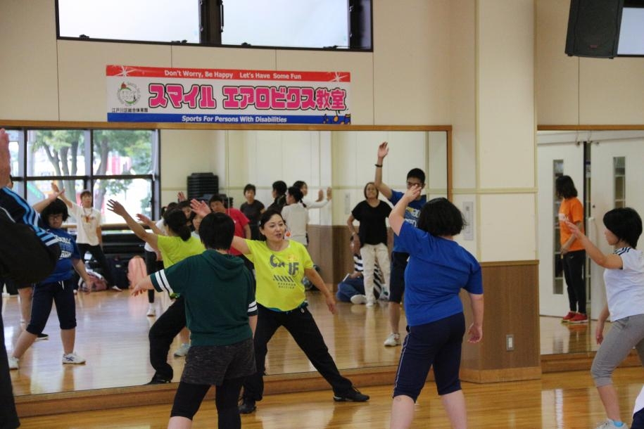 熱心に指導する講師