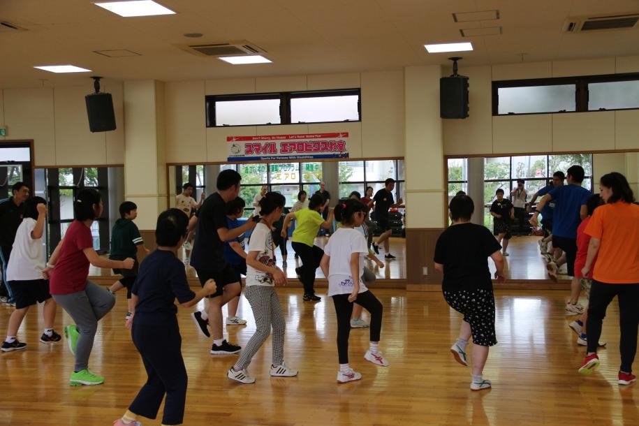 皆で同じ動きをして楽しむ参加者たち