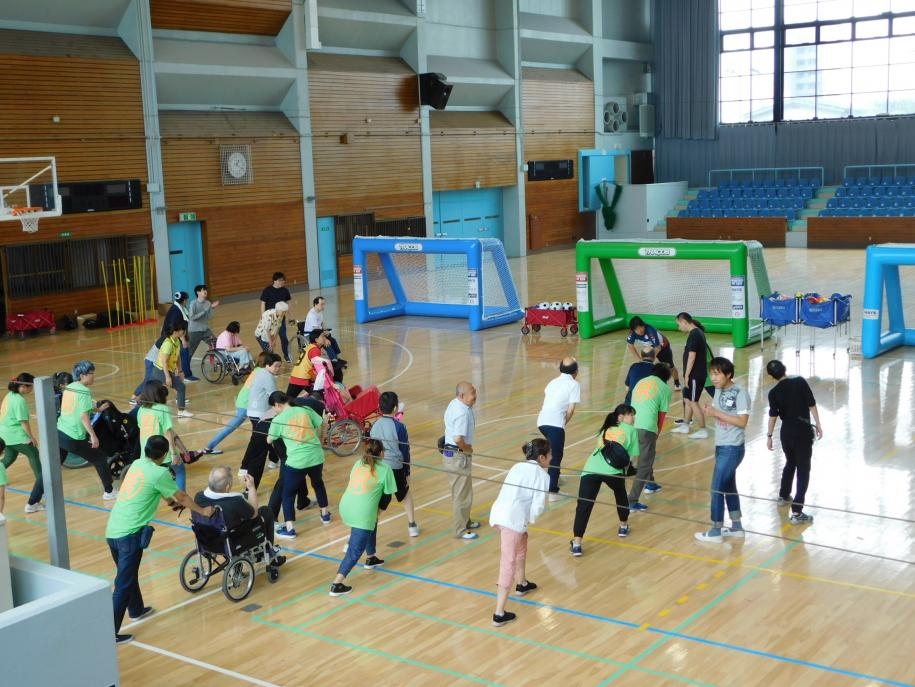 全員で準備運動する参加者たち