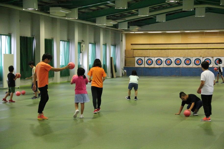 参加者それぞれが自由にボール遊びをしているところ