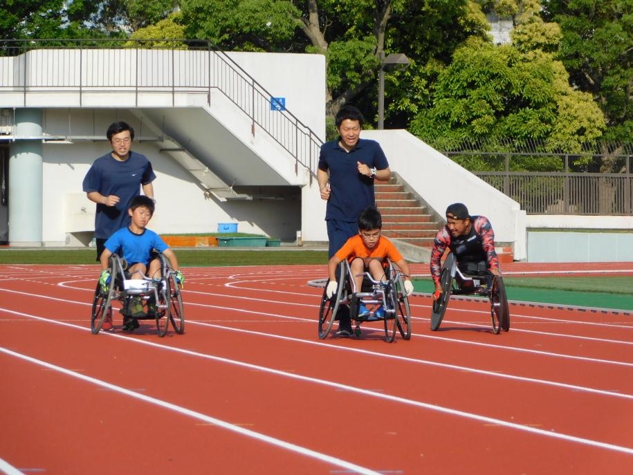 講師から指導を受けながら走る参加者たち