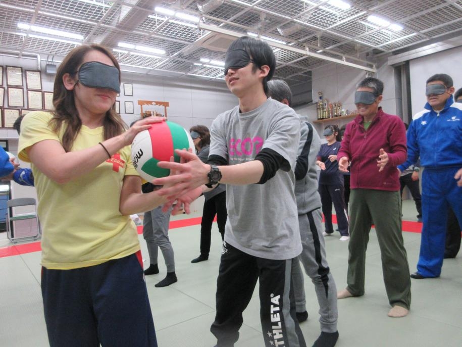 視覚障害を体験する参加者たち