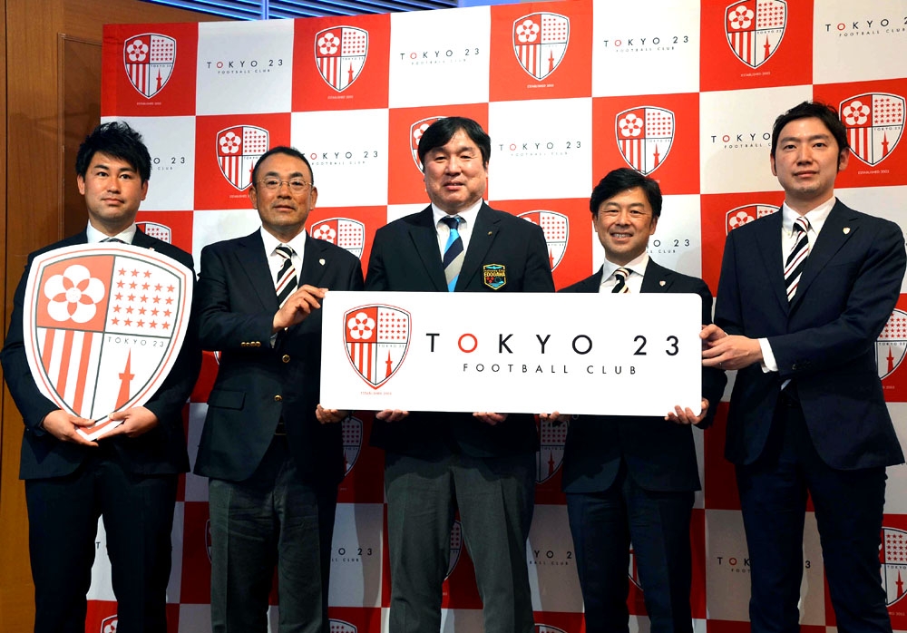 写真：東京23FCのみなさんと斉藤区長