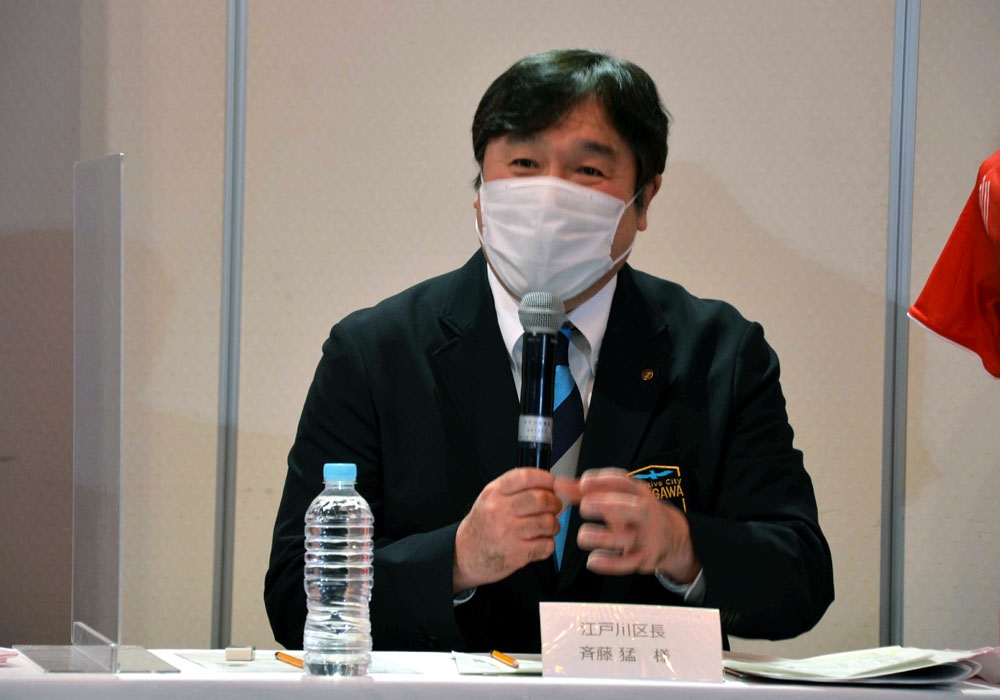 写真：挨拶をする斉藤区長