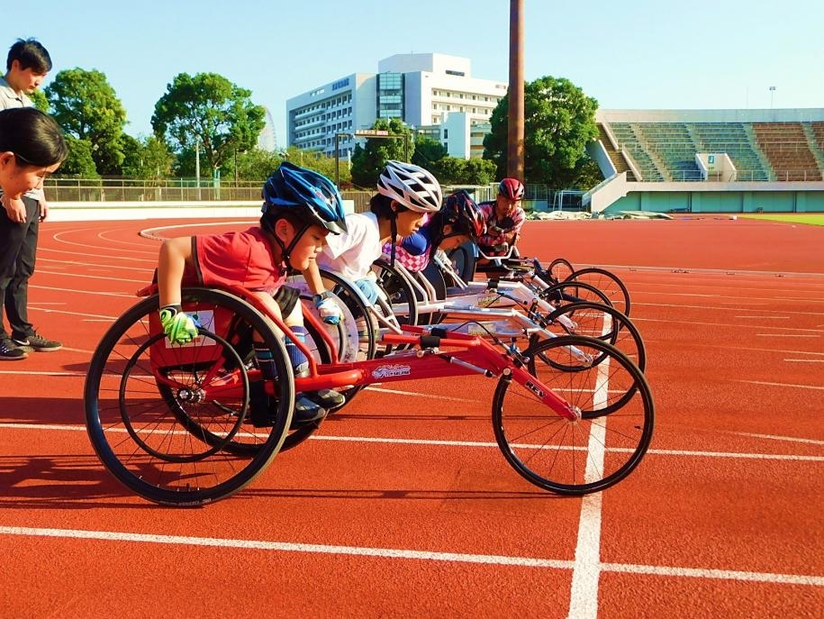 スタートラインに並ぶ参加者たち