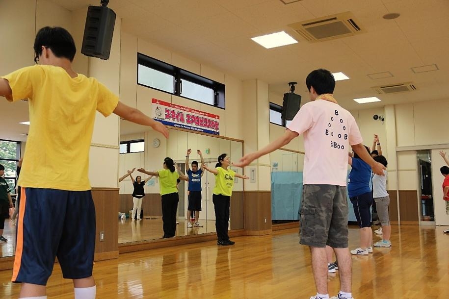 周りの人とぶつからないよう、手を広げて間隔をとる参加者たち