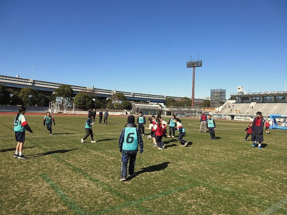 一緒にサッカーを楽しむ中学生と高校生たち