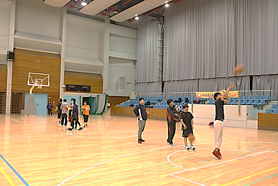 順番にシュート練習する参加者たち
