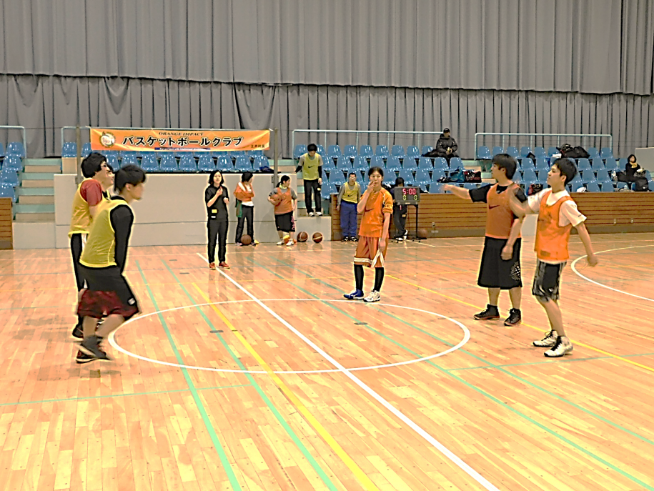 チーム分けをして試合を始めるところ