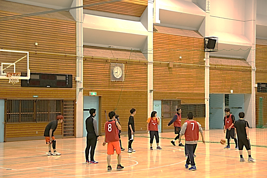 試合を楽しむ参加者たち