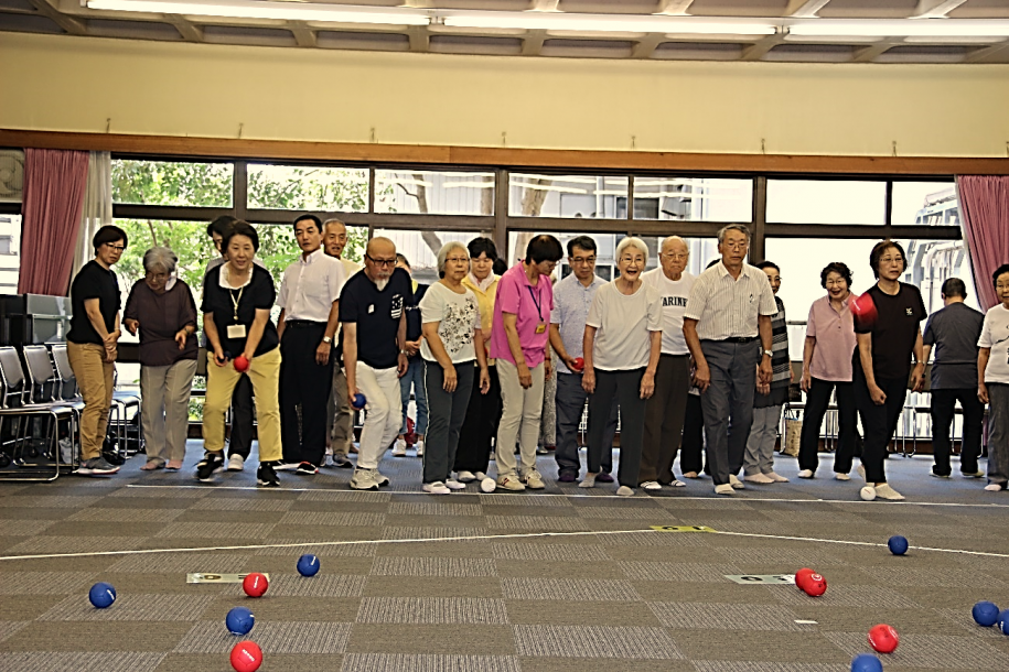一斉に投球練習する参加者たち