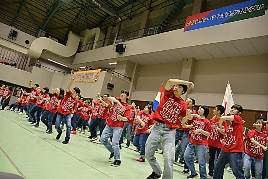 オープニングアクトで踊る障害者ダンスチーム