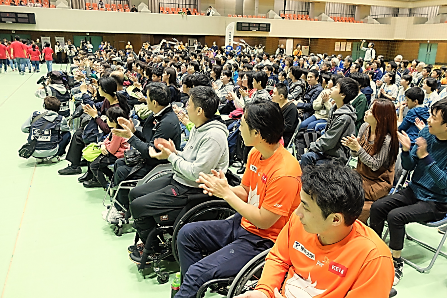オープニングセレモニーを待つ来場者たち