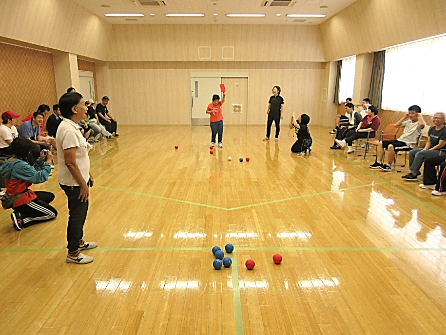コートをつくり、試合を行っているところ