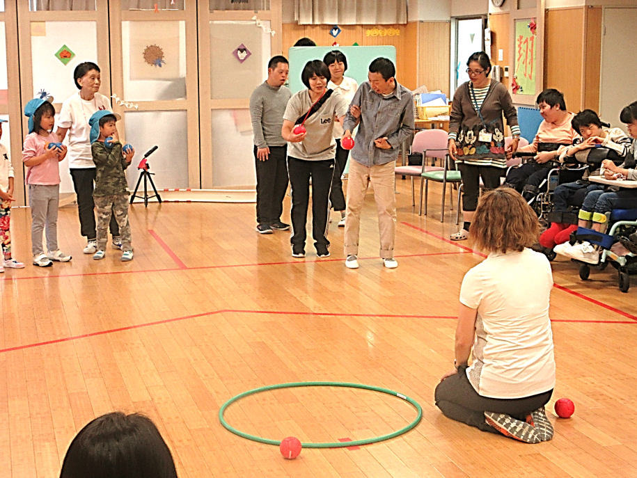 保育園児と一緒にボッチャをする参加者たち