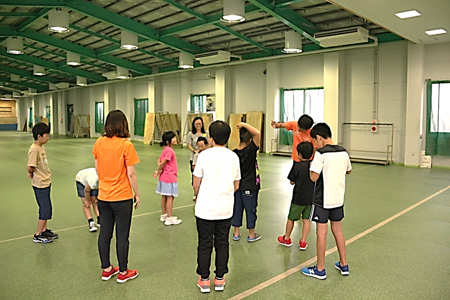 皆で集まって話し合いをする講師と参加者たち