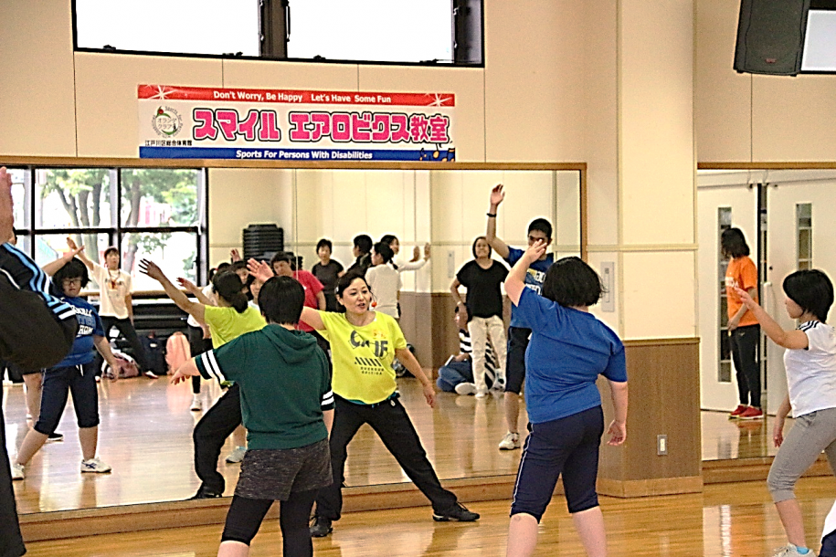 参加者に動きを指導する講師