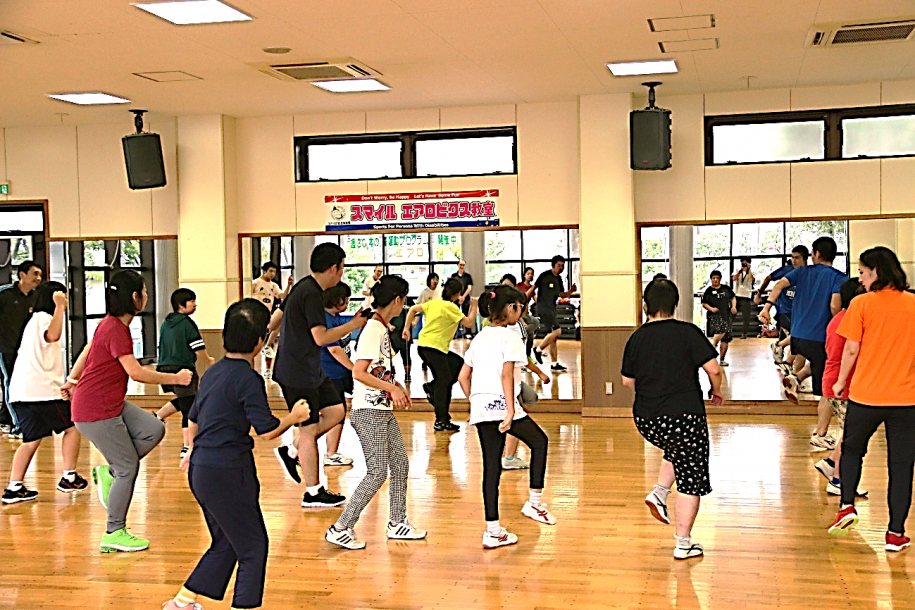 全員で動きを合わせる参加者たち