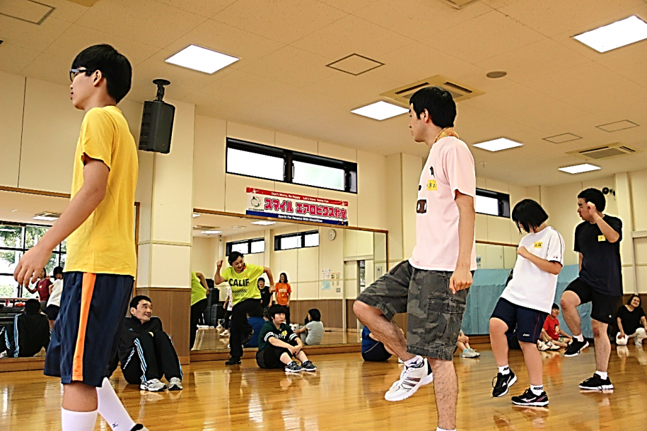 講師を見ながら動きを覚える参加者たち