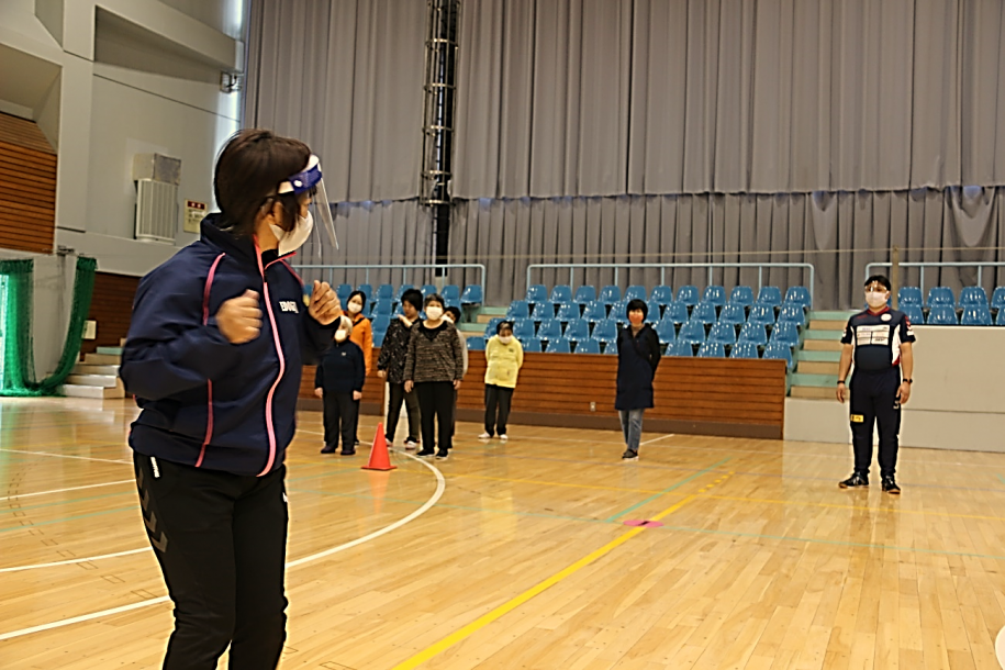 指導の動きを確認し合う講師とアンバサダー