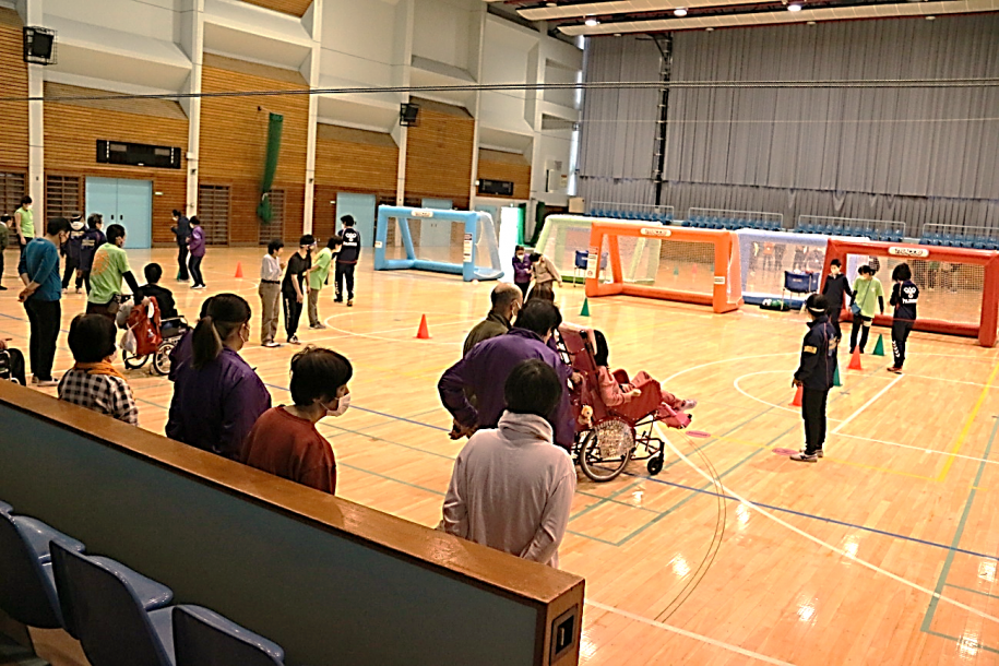 教室がはじまり順番に体験する参加者たち