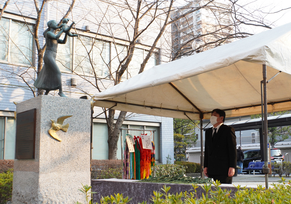 写真：犠牲者のご冥福と恒久平和を祈る斉藤区長