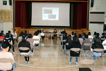 写真：上小岩小学校児童との交流の様子