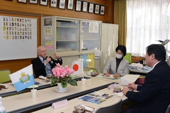 写真：マンリオ・カデロ大使と斉藤区長