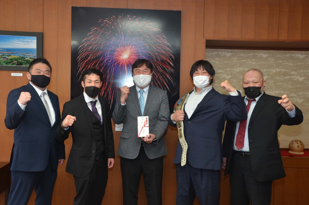写真：左から、吉田代表、前口選手、斉藤区長、神谷選手、沼澤選手