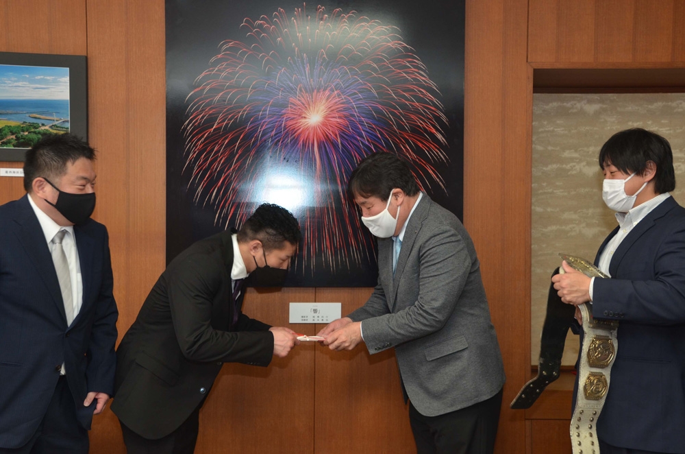 写真：寄付金を受け取る斉藤区長