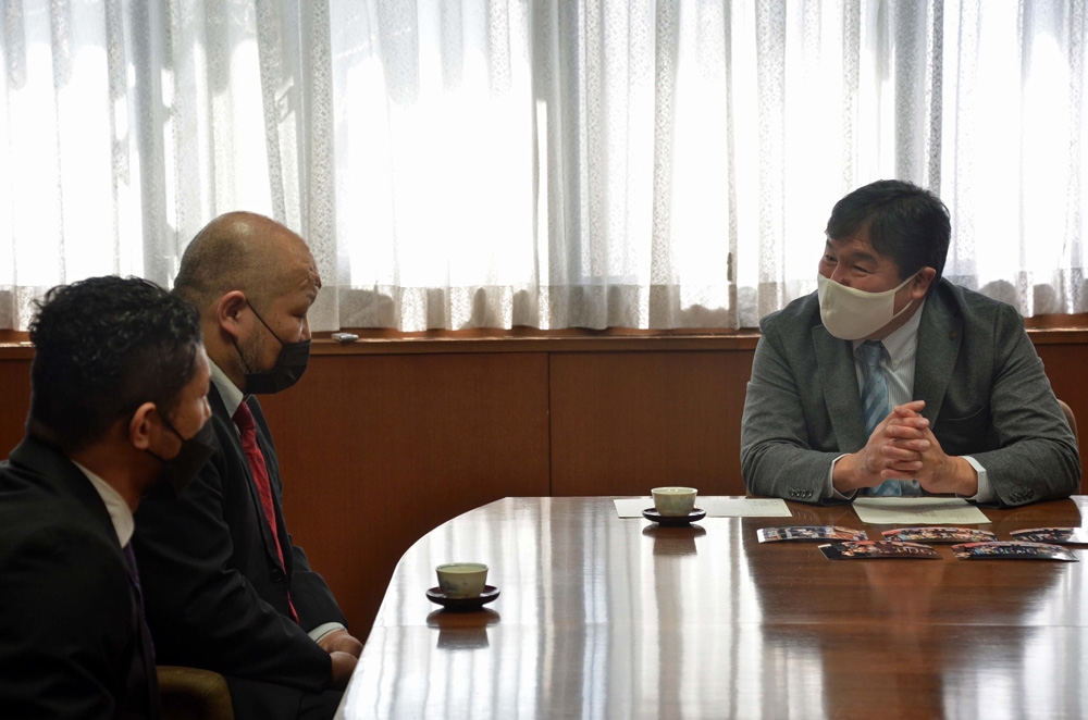 写真：大日本プロレスの方とお話しする斉藤区長