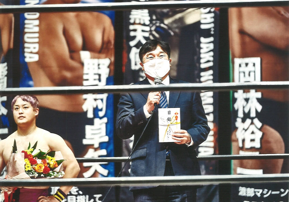 写真：目録を手に挨拶をする斉藤区長