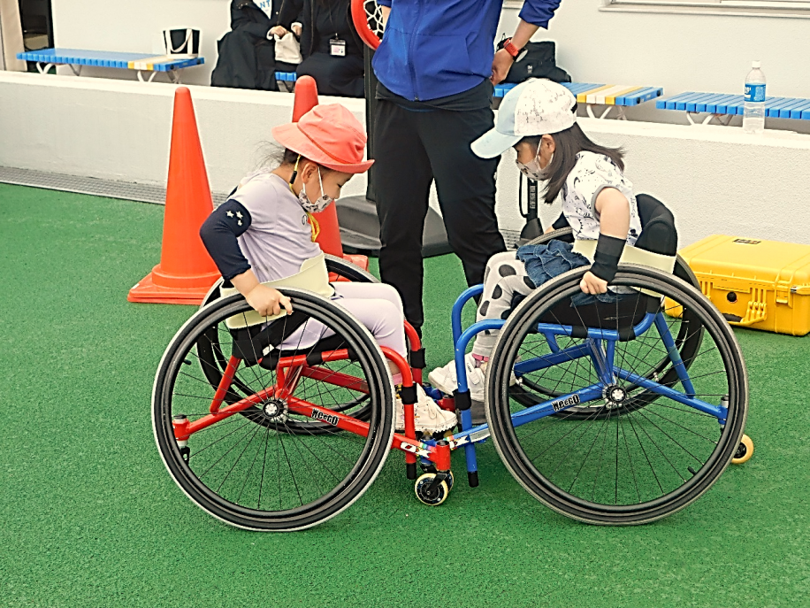 バスケ車を体験する子どもたち