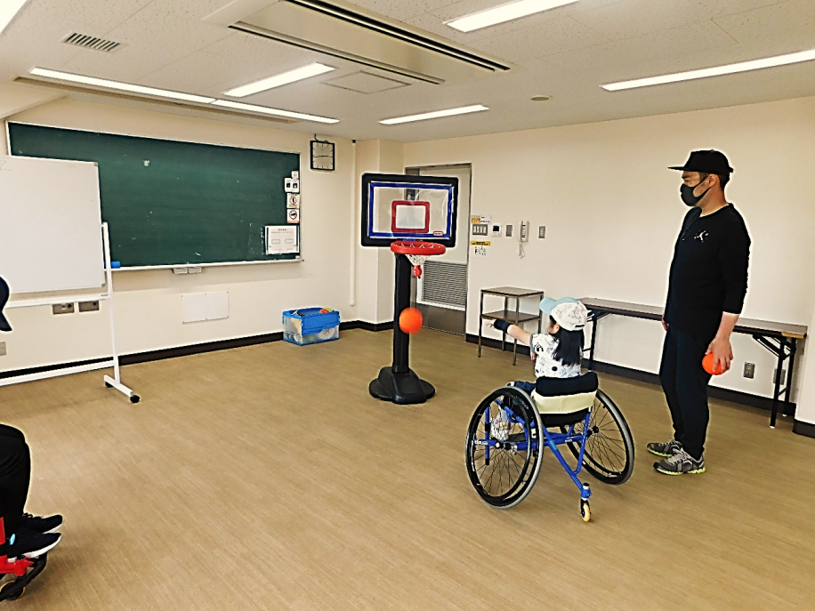 バスケットボールを楽しむ教室生と父親