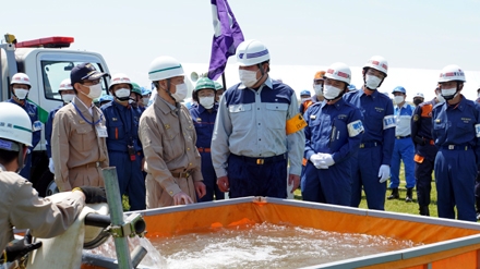 職員と話をする区長