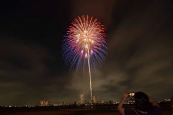 夜空に打ちあげられた花火